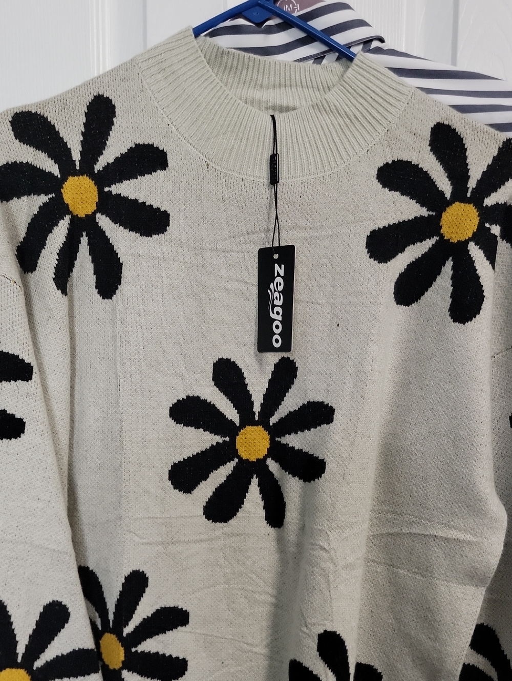 Zegaoo Cream Daisy Knit M Sweater - Floral Crewneck
